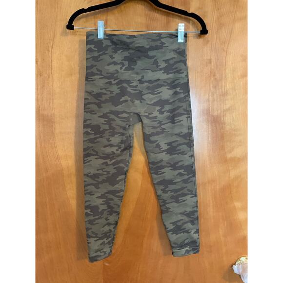 Spanx Capri Legging Camo Green Print Women's Size Medium Workout - Picture 2 of 7